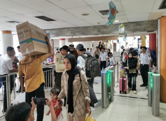 KAI Divre I Sumut Layani 9.800 Penumpang Di Hari Pertama Lebaran