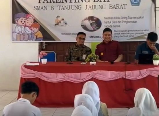 Kanwil Imigrasi Jambi Dukung Program ‘Imigrasi Kuala Tungkal Go To School’ di SMAN 8 Tanjab Barat