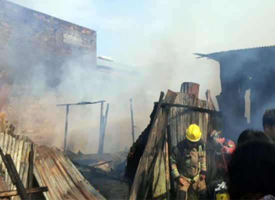 Sijago Merah Lalap Rumah Semi Permanen di Medan Denai