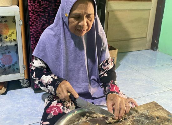 Nabung Selama 55 Tahun, Ibu Pedagang Sate di Panyabungan Naik Haji