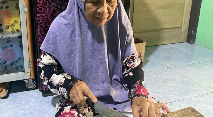 Nabung Selama 55 Tahun, Ibu Pedagang Sate di Panyabungan Naik Haji