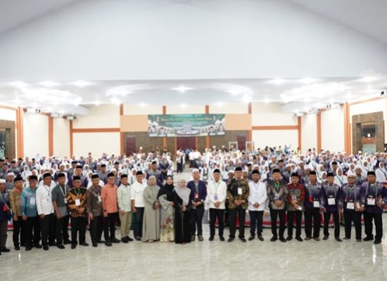 Ketua PPIH Ahmad Qosbi Lepas 353 Jemaah Calhaj Kloter 3 Embarkasi Medan Ketanah Suci