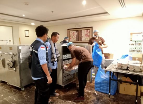 Pastikan Dapat Makanan Layak, Ketua Kloter 08 KNO Pantau Langsung Distribusi Konsumsi Jemaah Haji