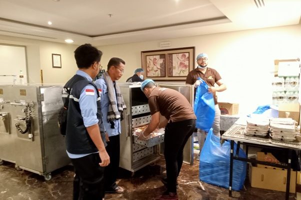 Pastikan Dapat Makanan Layak, Ketua Kloter 08 KNO Pantau Langsung Distribusi Konsumsi Jemaah Haji
