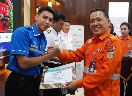 KAI Sumut Berikan Penghargaan kepada Petugas Kebersihan yang Gagalkan Aksi Pencurian Kebel Sinyal di Jalur Rel KA