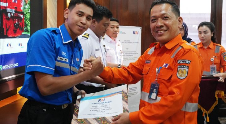 KAI Sumut Berikan Penghargaan kepada Petugas Kebersihan yang Gagalkan Aksi Pencurian Kebel Sinyal di Jalur Rel KA