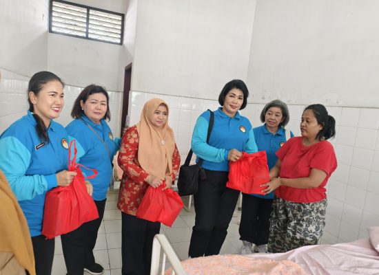 DWP Provsu Gelar Bakti Sosial di Rumah Sakit Jiwa Prof. M. Ildrem, Serahkan 230 Paket Bantuan