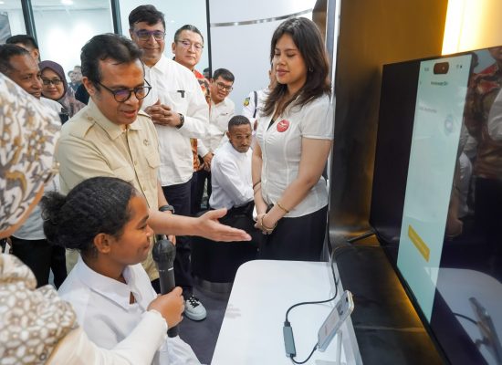 Hadirkan Manfaat Nyata AI bagi Masyarakat Indonesia Timur, Indosat Ooredoo Hutchison Resmikan AI Experience Center