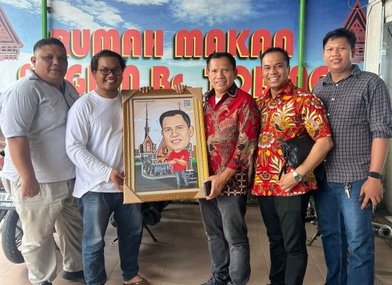 Landen Marbun Senyum Merekah Saat Terima Foto Karikatur dari DPC GAMKI Medan