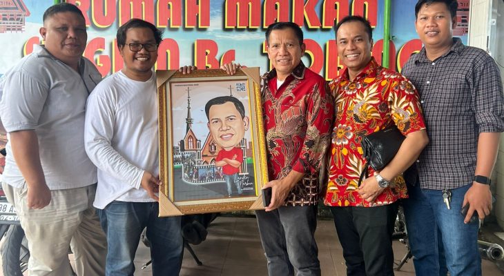 Landen Marbun Senyum Merekah Saat Terima Foto Karikatur dari DPC GAMKI Medan