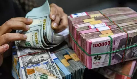 Dolar Makin Perkasa, Rupiah Tergelincir Akibat Konflik AS-Iran