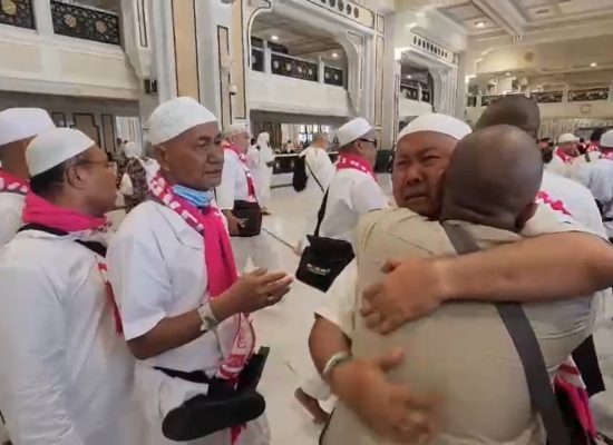Tangis Haru Jemaah Haji Kloter 9 KNO Usai Laksanakan Rangkaian Ibadah Haji
