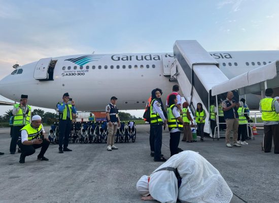 Bea Cukai Kuala Namu Sambut Kepulangan Kloter Pertama Jemaah Haji Debarkasi Medan