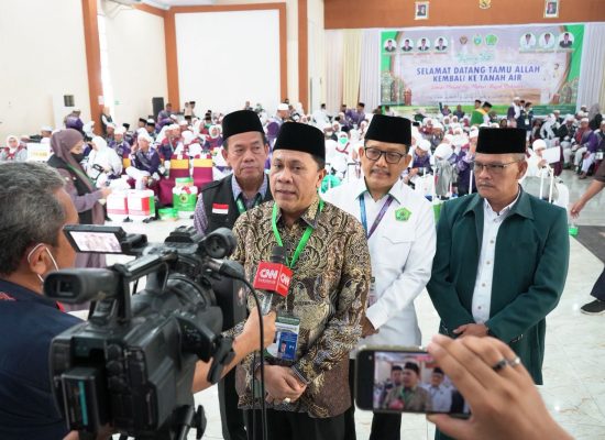 Ketua PPIH dan Wabup Madina Sambut Kedatangan Jemaah Haji Kloter 5 Debarkasi Medan