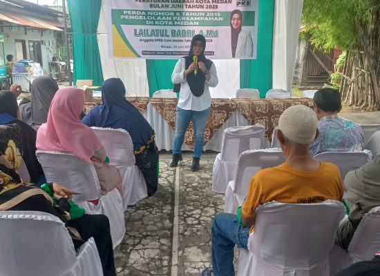 Gelar Sosper, Lailatul Badri Ajak Warga Jaga Kebersihan Lingkungan dan Tidak Buang Sampah Sembarangan di Jalan Alfalah VI