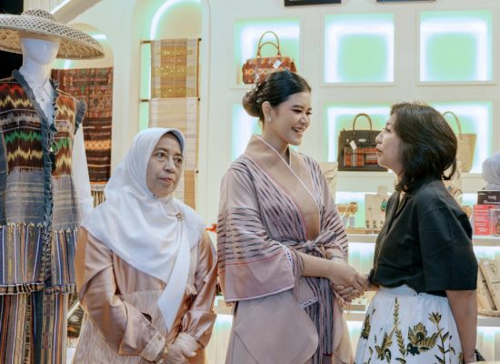 Ajang Indonesia Fashion Week 2025, Kahiyang Ayu Kenalkan Warisan Budaya Sumut