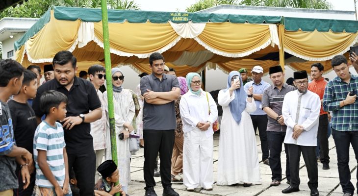 Gubsu Bobby Nasution Saksikan Penyembelihan Hewan Kurban di Kampung Nelayan