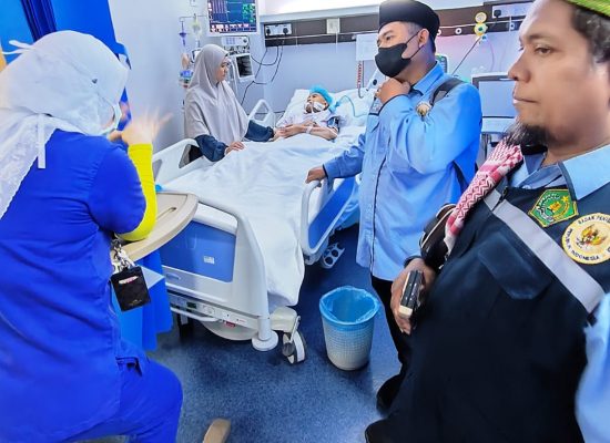 Petugas Kloter 9 KNO Jenguk Jemaah yang Sakit Jelang Kepulangan Ke Tanah Air