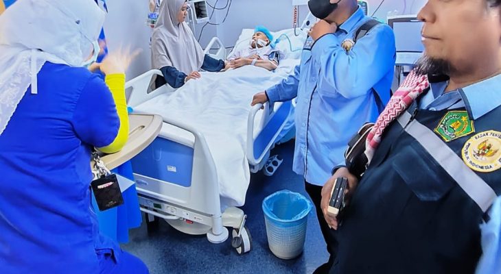 Petugas Kloter 9 KNO Jenguk Jemaah yang Sakit Jelang Kepulangan Ke Tanah Air