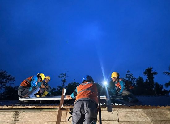 PLN UP3 Nias Hadirkan Listrik ke PKBM ORUDUA Lewat Inovasi Super Sun