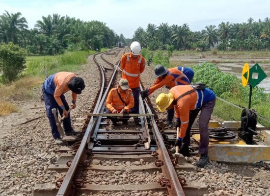 KAI Divre I Sumut Tetap Rutin Lakukan Pemeriksaan dan Perawatan Jalur Rel untuk Tingkatkan Keamanan Perjalanan
