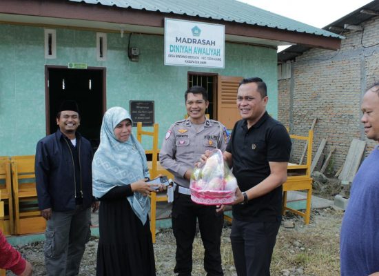 Legislator PDIP Beri Harapan Baru, Bantu Meja Kursi ke Madrasah y syech