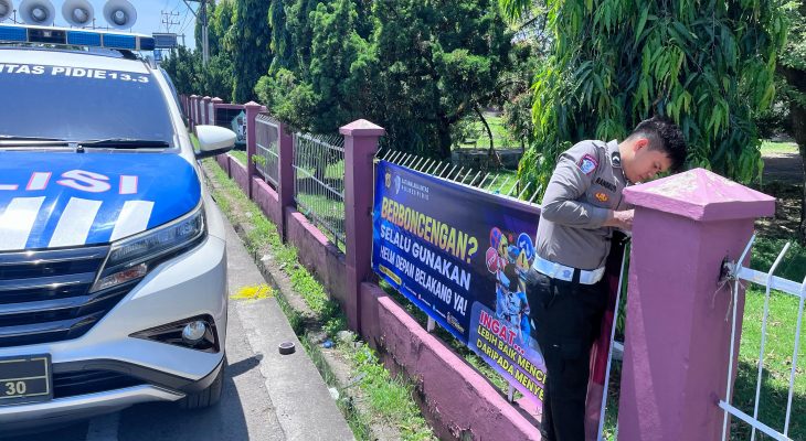 Satlantas Polres Pidie Sosialisasikan Operasi Patuh Seulawah 2025 Melalui Pemasangan Spanduk