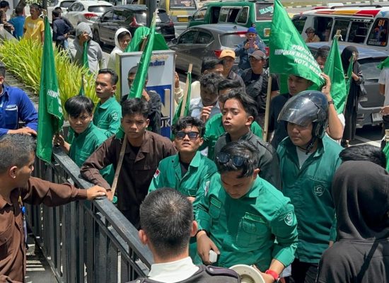 PC HIMMAH Medan Gelar Aksi Unjuk Rasa: Soroti Dugaan Mafia Perbankan di Bank Mandiri