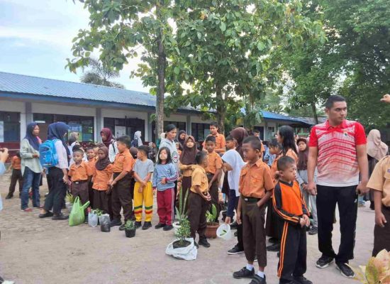 SLB Negeri Pembina Gelar Aksi “Satu Bunga Satu Orang” Dukung Gerakan Sekolah Bersih