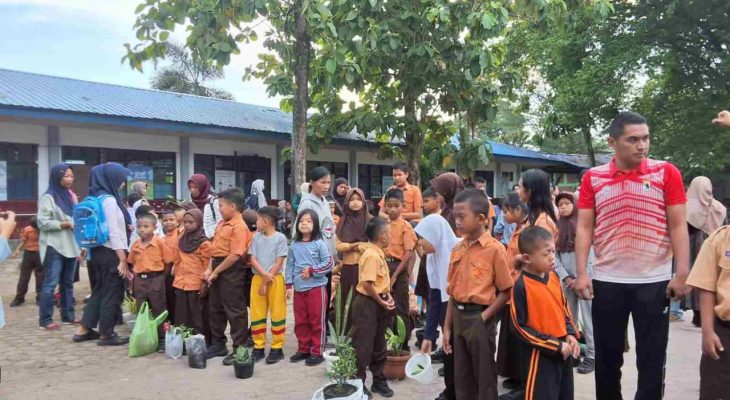 SLB Negeri Pembina Gelar Aksi “Satu Bunga Satu Orang” Dukung Gerakan Sekolah Bersih