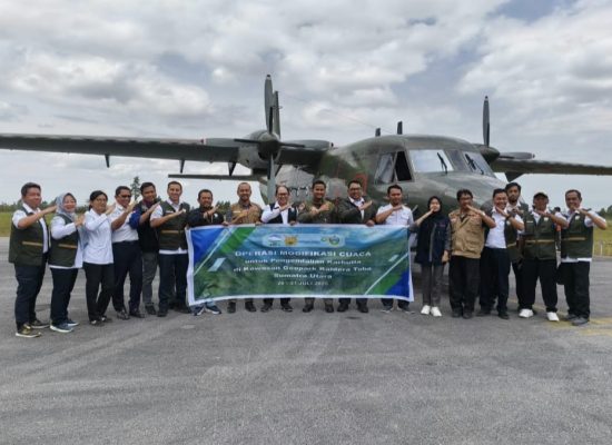 TNI AU dan BMKG Gelar Operasi Modifikasi Cuaca untuk Padamkan Karhutla di Kawasan Toba Geopark