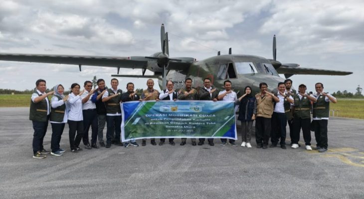TNI AU dan BMKG Gelar Operasi Modifikasi Cuaca untuk Padamkan Karhutla di Kawasan Toba Geopark