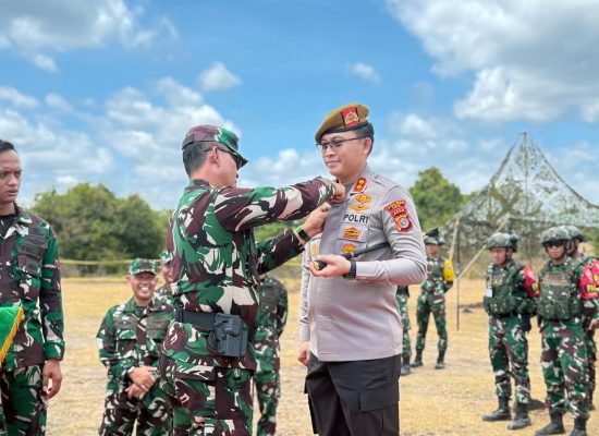 Kapolres Pidie Terima Brevet Warga Kehormatan Armed dari Kasdam IM
