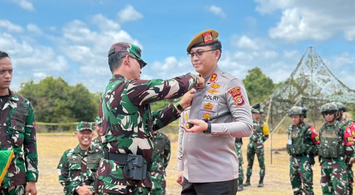Kapolres Pidie Terima Brevet Warga Kehormatan Armed dari Kasdam IM