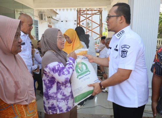 Wawako Tanjungbalai Tinjau Penyaluran Bantuan Pangan Beras untuk Warga
