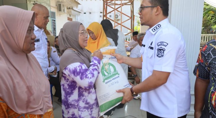 Wawako Tanjungbalai Tinjau Penyaluran Bantuan Pangan Beras untuk Warga