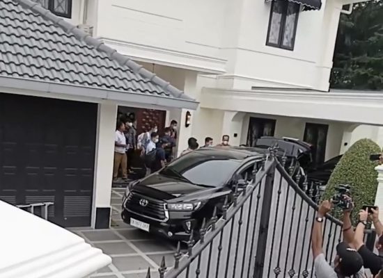 KPK Geledah Rumah Elit Mantan Kadis PUPR Sumut Topan Ginting Di Royal Sumatera