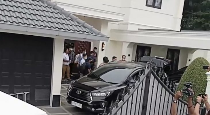 KPK Geledah Rumah Elit Mantan Kadis PUPR Sumut Topan Ginting Di Royal Sumatera