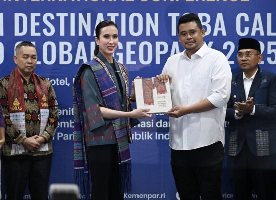 Menpar Buka Konferensi Internasional Pertama Destinasi Geowisata Kaldera Toba Unesco Global Geopark 2025, Gubernur Sumut Bobby Ajak Kepala Daerah Samakan Tekad Kelola Danau Toba