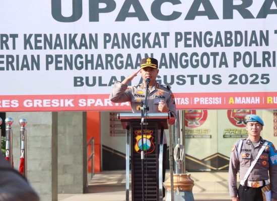 Kapolres Gresik Pimpin Upacara Penghargaan dan Kenaikan Pangkat, 42 Personel Raih Prestasi Gemilang