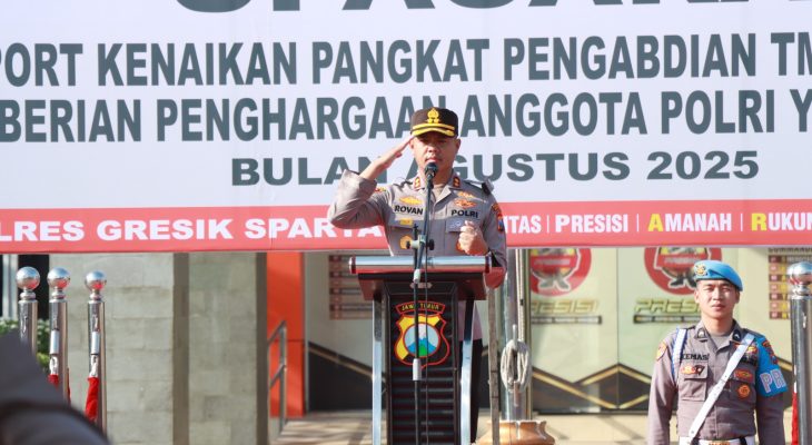 Kapolres Gresik Pimpin Upacara Penghargaan dan Kenaikan Pangkat, 42 Personel Raih Prestasi Gemilang