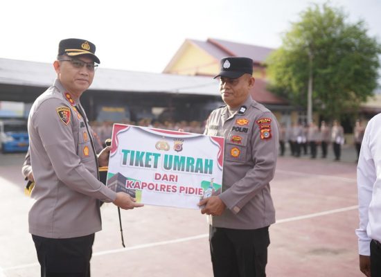 Kapolres Pidie Beri Penghargaan kepada Enam Personel Berprestasi, Satu Dapat Tiket Umrah