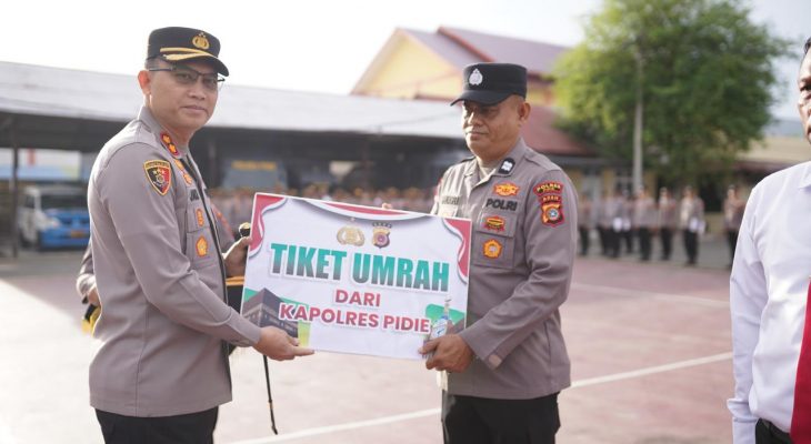 Kapolres Pidie Beri Penghargaan kepada Enam Personel Berprestasi, Satu Dapat Tiket Umrah