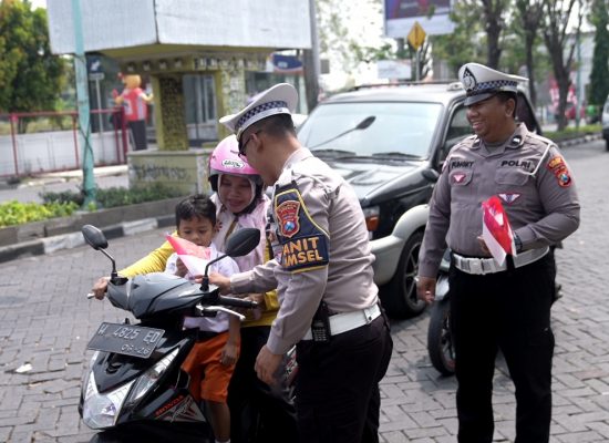 Polantas Gresik Gelar Aksi Simpatik Sambut HUT ke-80 RI, Bagikan Bendera & Pin Merah Putih