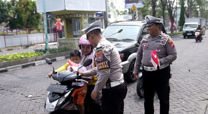 Polantas Gresik Gelar Aksi Simpatik Sambut HUT ke-80 RI, Bagikan Bendera & Pin Merah Putih
