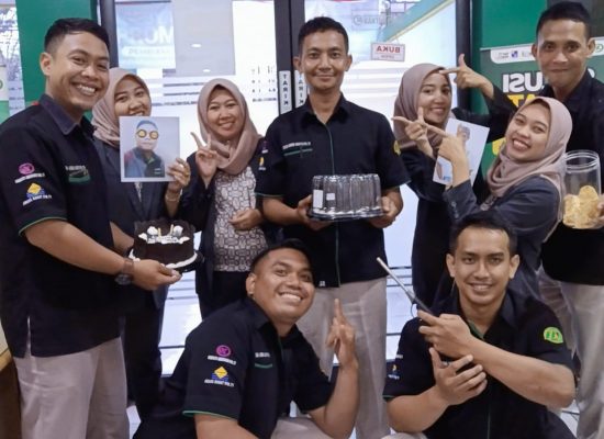 Kontributor Media Redho Fitriyadi Dapat Kejutan Ulang Tahun dari Bank Syariah Annisa Mukti Sidoarjo