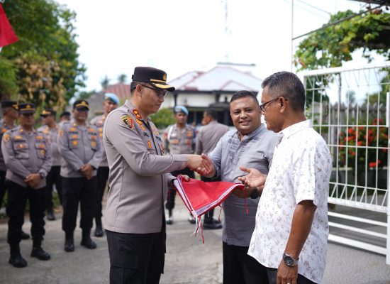 Kapolres Pidie Bagikan 150 Bendera Merah Putih Sambut HUT RI ke-80