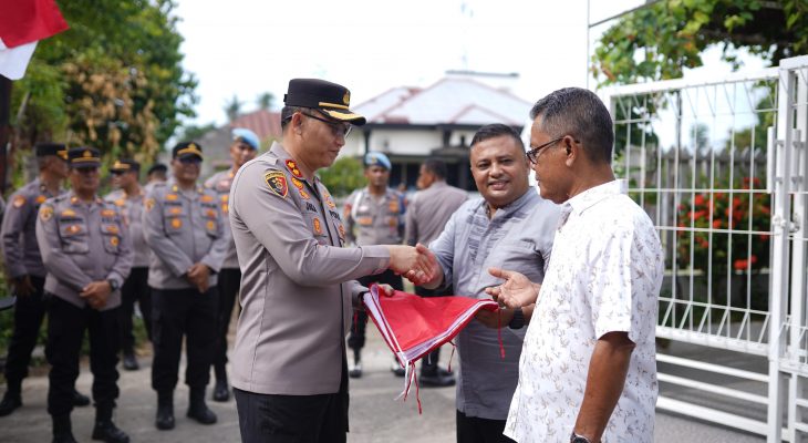 Kapolres Pidie Bagikan 150 Bendera Merah Putih Sambut HUT RI ke-80