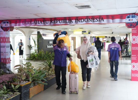 KAI Divre I Sumut Meriahkan HUT ke-80 RI dengan Atribut Kemerdekaan di Stasiun Medan dan Lokomotif