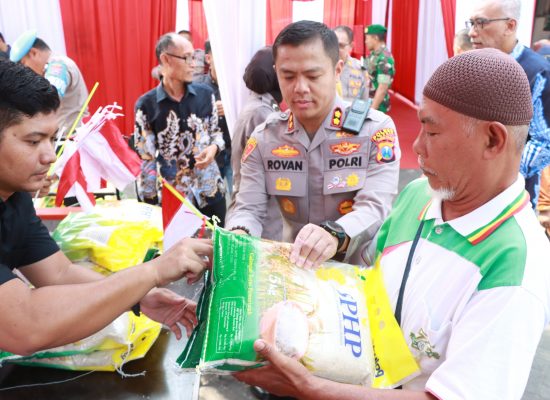 Jelang HUT ke-80 RI, Polres Gresik Jual Beras Rp11.500 per Kilo, Warga Serbu!
